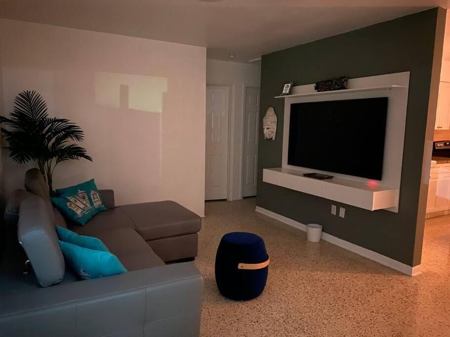 Stayover In Miami Home 2Br - 1Bth - Free Parking Buitenkant foto