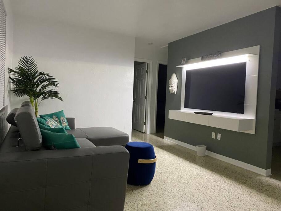 Stayover In Miami Home 2Br - 1Bth - Free Parking Buitenkant foto