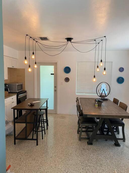 Stayover In Miami Home 2Br - 1Bth - Free Parking Buitenkant foto